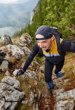 Uzun yürüyüşe çıkan kimse adam