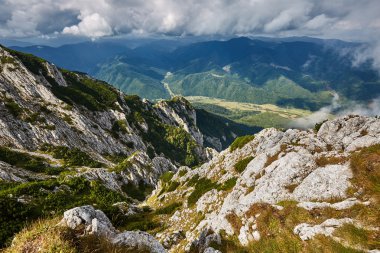 Güzel bulutlar ile dağlık manzara