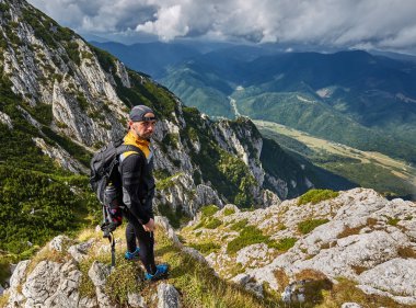 Uzun yürüyüşe çıkan kimse adam