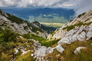 Güzel bulutlar ile dağlık manzara