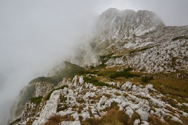 Güzel bulutlar ile dağlık manzara