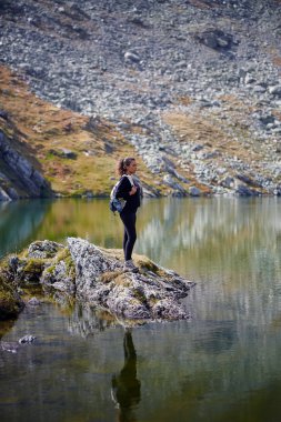 hiking sırt çantası olan kadın
