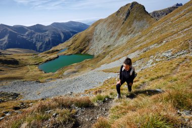 hiking sırt çantası olan kadın