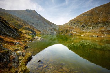 dağların arasında bir buzul Gölü