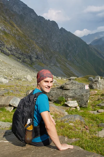 Tonåring hiker på leden — Stockfoto