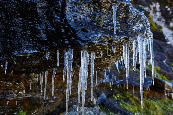 Eiszapfen auf Felsen im Herbst — Stockfoto