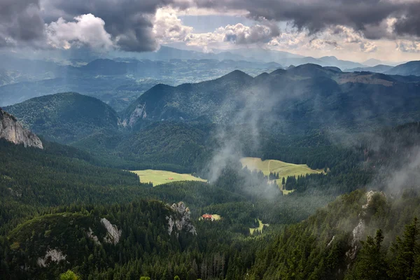 Bergachtig landschap met prachtige wolken — Stockfoto