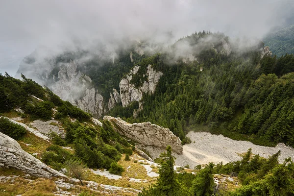 Bergachtig landschap met prachtige wolken — Stockfoto