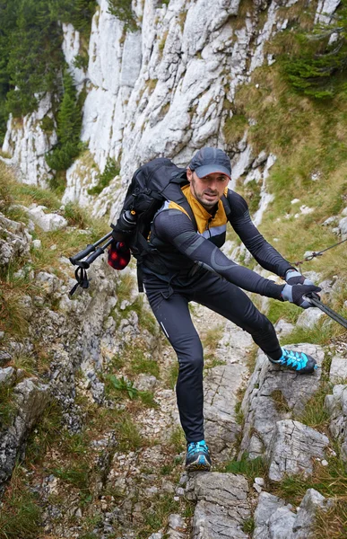 Escursionista uomo arrampicata — Foto Stock