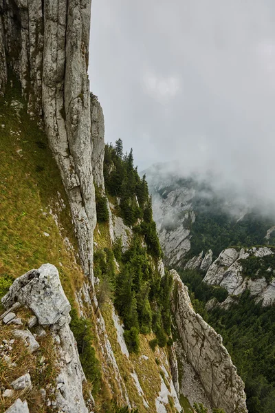 Paisagem montanhosa com belas nuvens — Fotografia de Stock