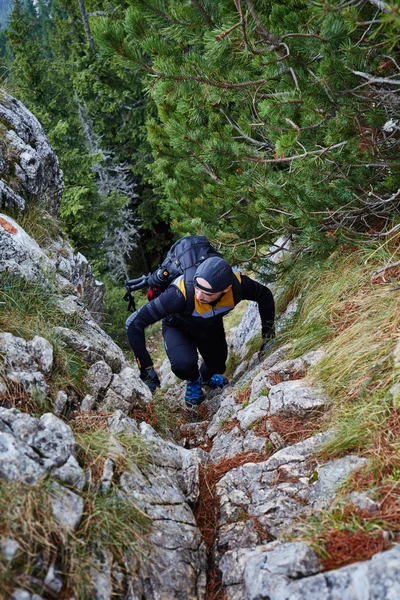 Hiker man klättring — Stockfoto