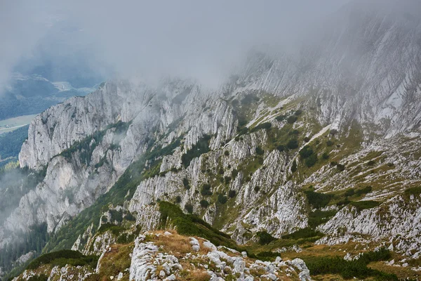 Гірський пейзаж з красивими хмарами — стокове фото
