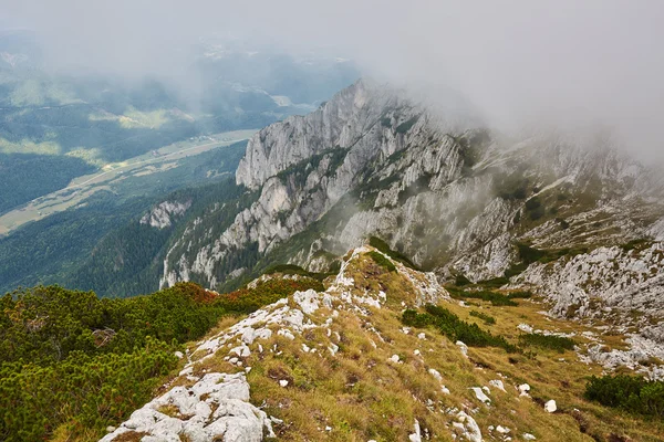 Paisagem montanhosa com belas nuvens — Fotografia de Stock