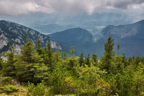 Гірський пейзаж з красивими хмарами — стокове фото