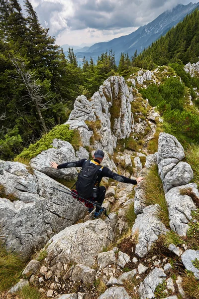 Hiker man klättring — Stockfoto
