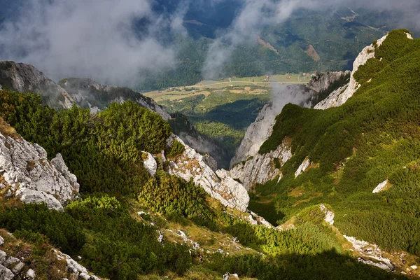 Güzel bulutlar ile dağlık manzara — Stok fotoğraf