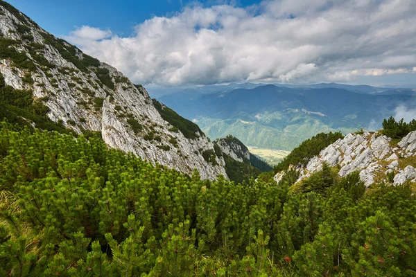 Bergige Landschaft mit schönen Wolken — Stockfoto