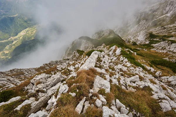 Hornatá krajina s krásné mraky — Stock fotografie