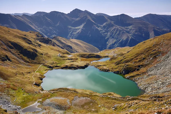 Lago glacial entre montañas — Foto de Stock