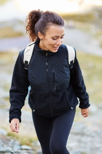 Vrouw wandelaar op trail — Stockfoto