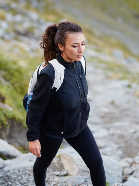 Žena turista na stopě — Stock fotografie