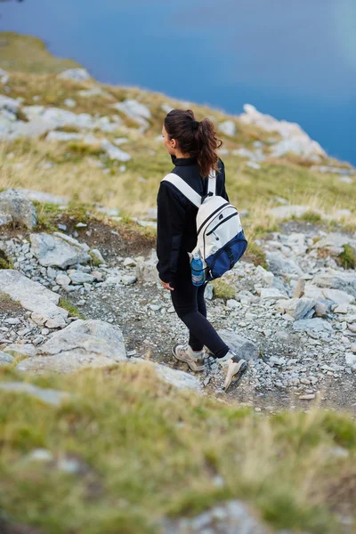 Escursionista donna sul sentiero — Foto Stock