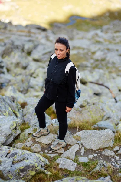 Vrouw wandelaar op trail — Stockfoto