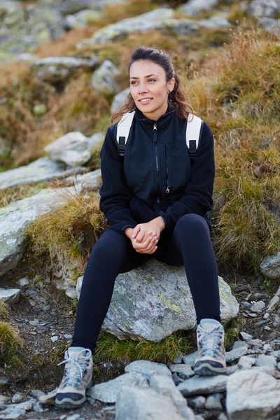 Caminante con mochila de descanso —  Fotos de Stock