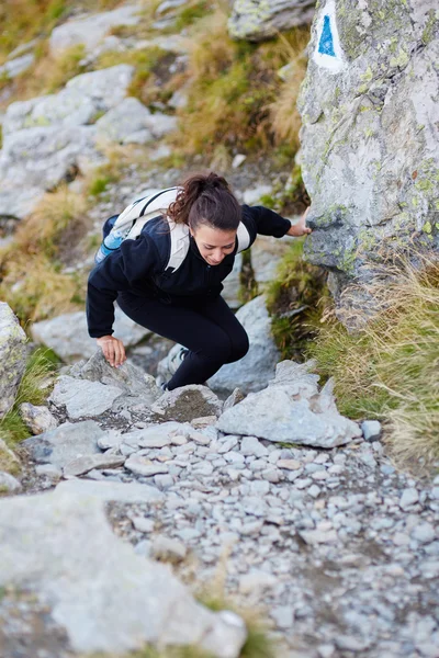 Vrouw wandelaar op trail — Stockfoto