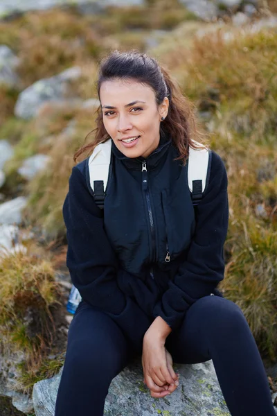 Caminhante com mochila descansando — Fotografia de Stock