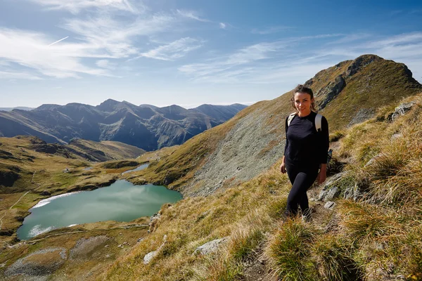 Donna con zaino trekking — Foto Stock