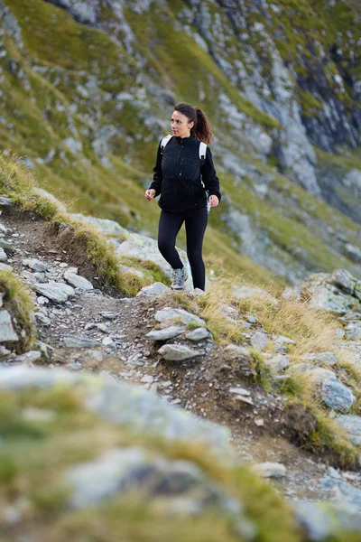 Kvinnan hiker på leden — Stockfoto