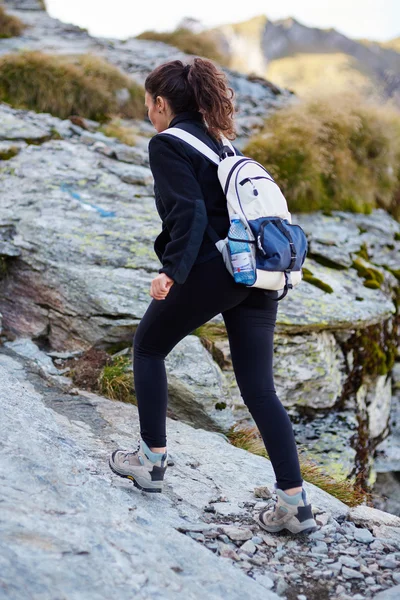 Woman hiker on  trail — Stock Photo, Image