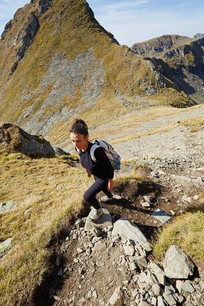 Kvinnan hiker på leden — Stockfoto