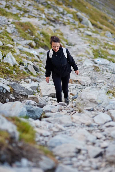 Žena turista na stopě — Stock fotografie