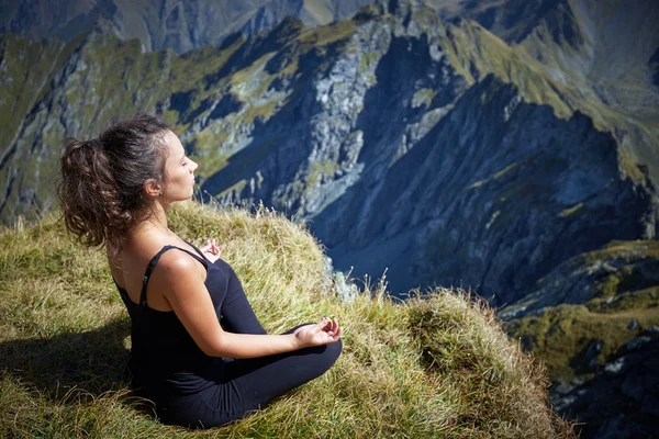 Kvinna utövar yoga — Stockfoto