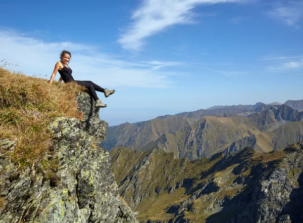 Mujer en la cima de la montaña — Foto de Stock