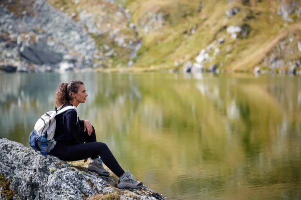 Donna con zaino trekking — Foto Stock