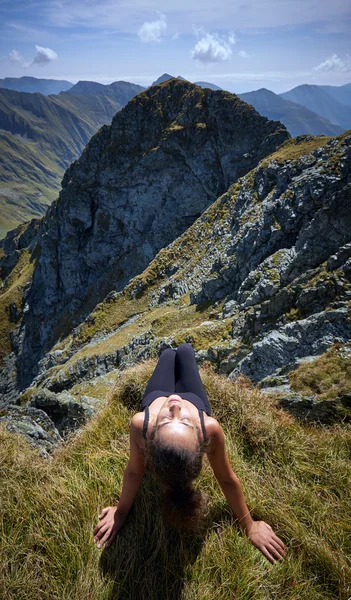 Mujer en la cima de la montaña — Foto de Stock