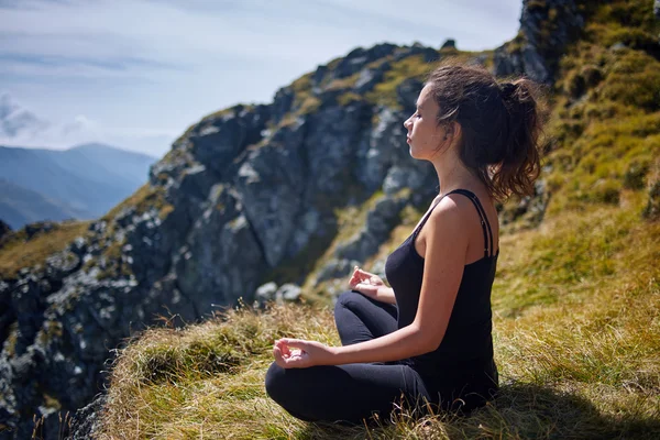 Donna che pratica yoga — Foto Stock