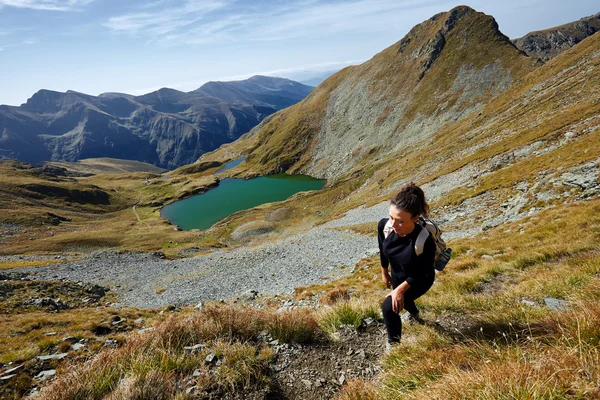 Hiking sırt çantası olan kadın — Stok fotoğraf