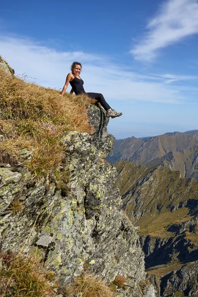 Femme au sommet de la montagne — Photo