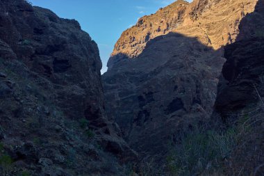 Dikey uçurumlar ve Masca vadisinin sivri kaya oluşumları dramatik jeolojik katmanlar ve zirvelerle