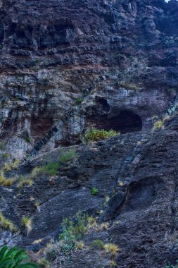 Sersemletici pürüzlü kaya oluşumları ve derin Masca kanyonu zemininde yükselen yüksek taş tepeler..