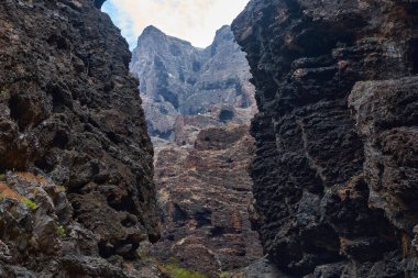 Dik uçurumları ve antik taşlarıyla Masca Vadisi 'nin engebeli ve heybetli manzarası..