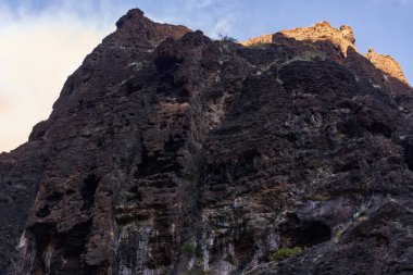 Dikey uçurumlar ve Masca vadisinin sivri kaya oluşumları dramatik jeolojik katmanlar ve zirvelerle