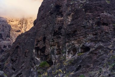 Keskin, dişe benzeyen kaya tepeleri Masca Vadisi 'nin dar geçitlerine ve yükselen yüksekliklerine tepeden bakıyor..