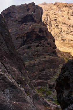 Antik volkanik uçurumlar, Masca Vadisi 'ndeki dramatik dikey uçurumları ve karmaşık çökelti katmanlarını sergiliyor..