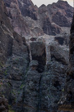 Keskin, dişe benzeyen kaya tepeleri Masca Vadisi 'nin dar geçitlerine ve yükselen yüksekliklerine tepeden bakıyor..