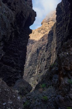 Kanarya Adaları 'ndaki yıpranmış jeolojik katman ve keskin dağ sırtlarının nefes kesici manzarası..